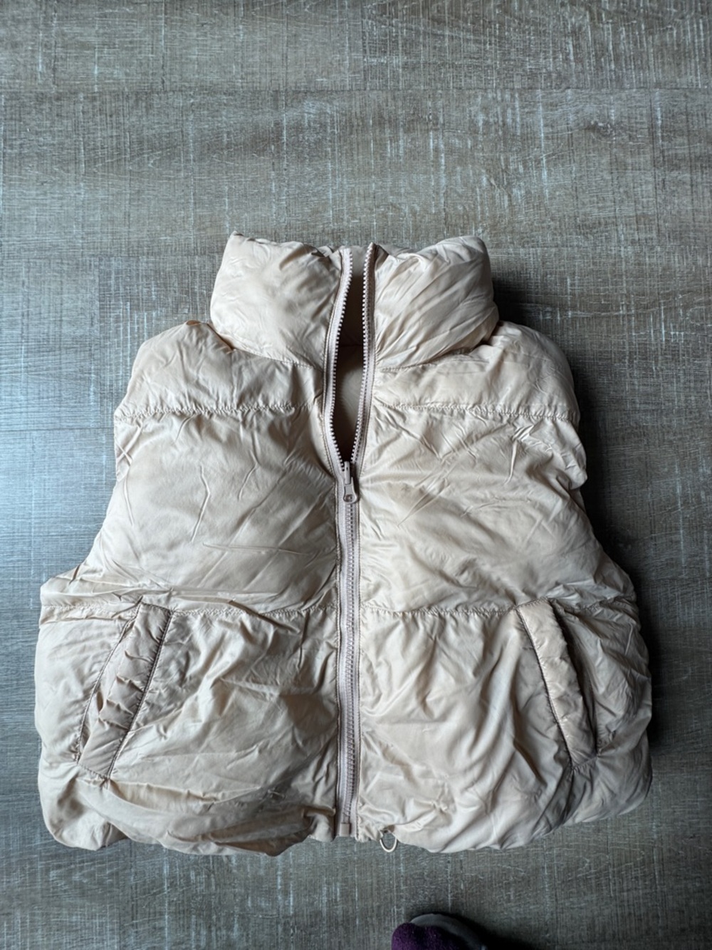 a.n.a Cropped Puffer Vest in Pale Beige